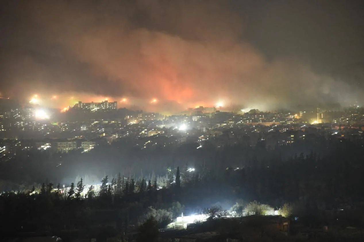 阿萨德残存势力反攻？叙利亚多地爆发示威，新当局逮捕行动遭伏击